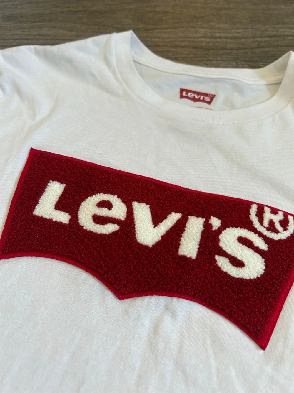 Levi’s White Fuzzy Batwing Logo Graphic Tee Shirt Size Large